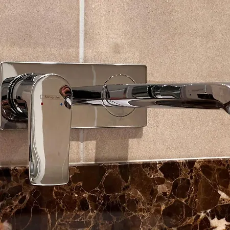 Luxury 2-bed On Park Square, *