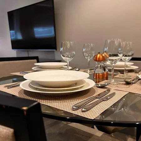 Luxury 2-bed On Park Square, Лидс