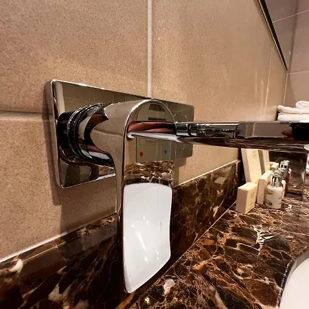 Luxury 2-bed On Park Square, Апартаменты *