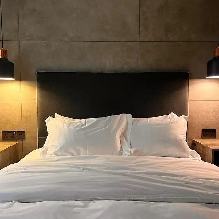 Luxury 2-bed On Park Square,