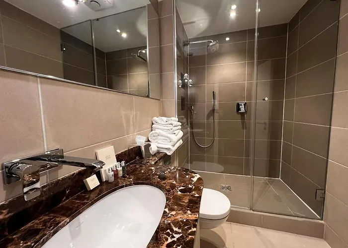 Luxury 2-bed On Park Square,