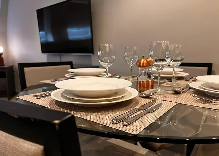 Luxury 2-bed On Park Square, Лидс