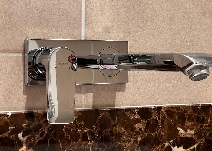 Luxury 2-bed On Park Square, *