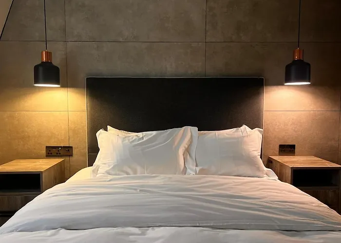 Luxury 2-bed On Park Square,